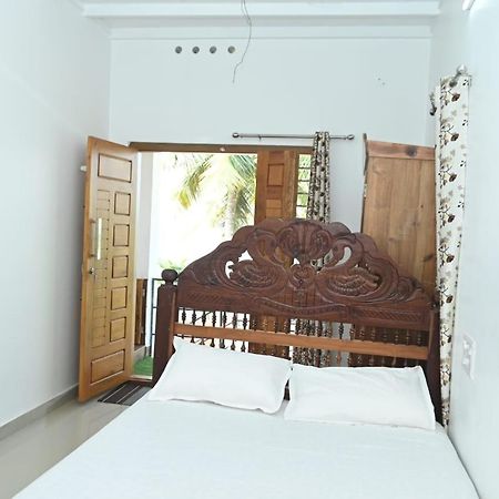 Appartement Kayalvarath Paradise à Mundrothuruth Extérieur photo